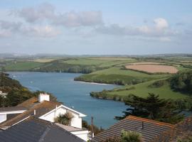 Large house sleeps up to 22, near fistral beach., hotell i Crantock