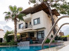 Spacious Villa with Sea and Mountain View, cabaña o casa de campo en Kemer