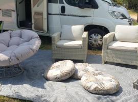 Camper relax for 4 or 6, hotel en Tisno