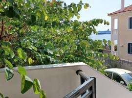 Garden Seaview Luxury Apartment, lägenhet i Mytilene