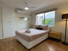 Private Guesthouse - Pet friendly - Walk to Beach