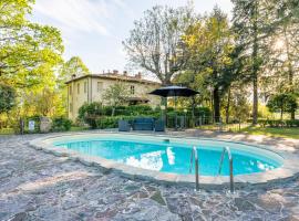 Tuscan Skye - Villa Sofia with private swimming pool and garden, hotel i Barga