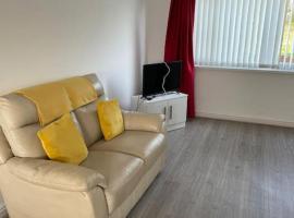 3 Bed Sleep 6, Bootle/Aintree, cottage in Bootle