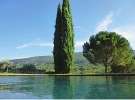 Magnifique villa avec piscine dans le Luberon、メネルブのコテージ