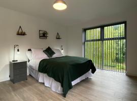 Elegant 4 Bedroom, 5 bathroom House in Northampton by HP Accommodation, hotel with parking in Watford