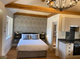 Luxury Self Catering Studio with vaulted ceiling, hotel with parking in Ockley