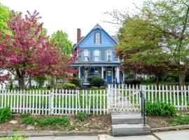 CHARMING EXECUTIVE VICTORIAN MANSION w/ FREE PARKING - near Bucknell, family hotel in Milton