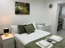 Central Harrow Cozy Apartment with free parking，Harrow on the Hill的飯店