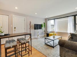 Pet-Friendly Urban Chicago Vacation Rental Condo, holiday rental in Chicago
