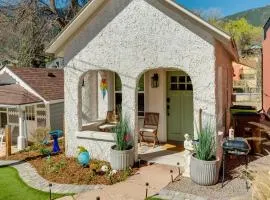 Manitou Springs Cottage with Mountain Views!