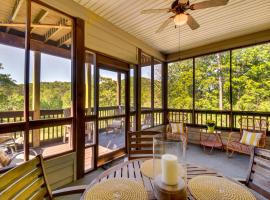 Kingwood Resort Condo with Golf Course Views!, hotel a Clayton