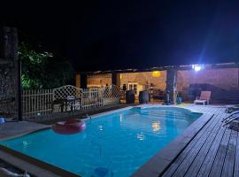 Magnanerie avec piscine en Coeur de village, hotel in Canaules-et-Argentières