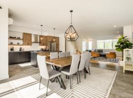 Le Memph Hirondelle spacious comfortable condo cottage eco responsible 3 bedrooms - hot tub & pool Memphrémagog Lake, hotel s vířivkou v destinaci Magog-Orford