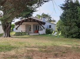 Jolie villa avec jardin à proximité de la plage, Hotel in La Brée-les-Bains