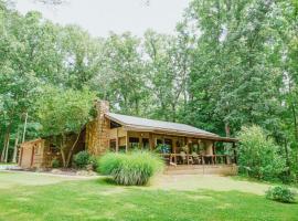 Redwood Lake Cabin, hotel in Nashville