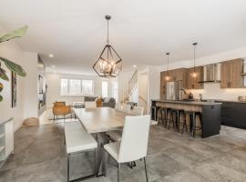 Le Memph Chouette spacious comfortable condo cottage eco responsible 3 bedrooms private garage - hot tub & pool Memphrémagog Lake, pet-friendly hotel in Magog-Orford