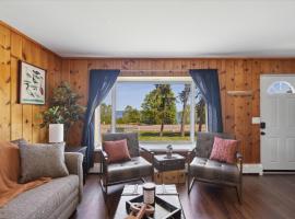 Private Lakefront Cabin with Amazing Lakeviews, отель в городе Петоски