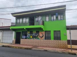 Hotel Paradise Alajuela, מלון ליד נמל התעופה הבינלאומי חואן סנטאמריה, אלחואלה
