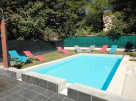 Joli Studio avec cuisine 1 lit double de qualité piscine et parking gratuit, apartman u gradu 'Aix-en-Provence'