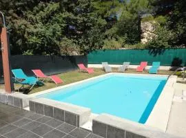 Joli Studio avec cuisine 1 lit double de qualité piscine et parking gratuit