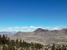 New Spacious Studio Suite with Mountain Views, íbúð í Kamloops