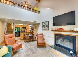 Family-Friendly Galena Rental Golf Course Access!, hotel din Galena