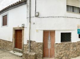 Beautiful holiday home in Villamiel with balcony terrace, casa o chalet en Villamiel