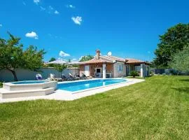 Charming Villa with Pool and Jacuzzi
