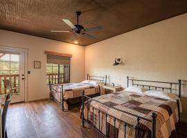 Miners Cabin #3 -Two Double Beds - Private Balcony - Walk to the Action, hotel en Tombstone