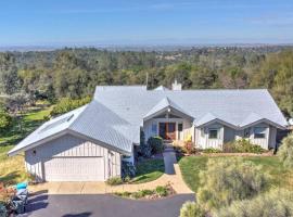 Spacious home with pool, bar, game room, parking, on 5 private acres., hotell Oroville’is