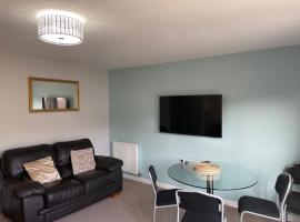 3 bed house with parking near airport, hotel v Edinburghu