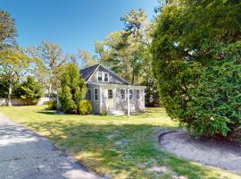 Belmont Beach Cottage, Hotel am Strand in West Harwich