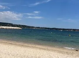 A Pied du Port de Bandol et de sa Plage