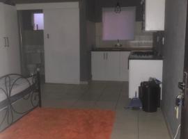 Bachelor For Rent in a Quiet Area,Nellmapius (Willow Manor,Ext 9): Pretoria şehrinde bir daire