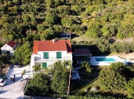 Family friendly house with a swimming pool Plano, Trogir - 21403, hotel em Prgomet