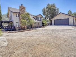 Luxury Lake Home For Larger Private Groups on Acre, Hotel in Lake Isabella