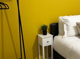Comfy 2-bed home - Contractors and Leisure: West Bromwich şehrinde bir tatil evi
