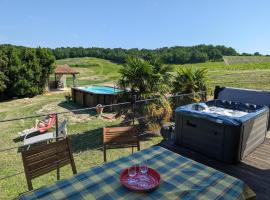 Maison isolée avec piscine privée et spa, Charente - FR-1-653-4, hôtel à Montignac-le-Coq