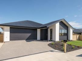 Brand new family home, hotel em Richmond