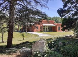 Casa de Campo con Bosque y Pileta: Tandil'de bir kır evi