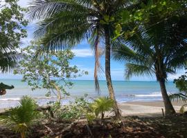 Popochos Beach Eco-Lodge โรงแรมในนูกี