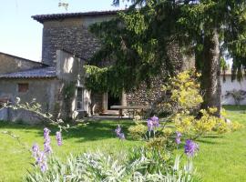 Gîte site médiéval 6 personnes (Gîte De France 2*), hôtel à Biol