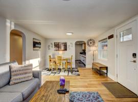 Little Blue Bungalow on Boise's Bench, Pet Friendly, Fully Fenced yard with doggie door! 2 miles from BSU, 5 minutes from Downtown Boise, Desk and workstation for remote workers, 2 TV's large walk-in closet, Good for mid-term stays: Boise şehrinde bir kulübe