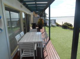 St Helens Beachfront - Absolute Beachfront, hotel in Edithburgh