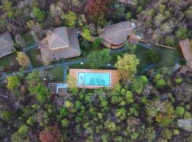 Saj In The Forest, Pench, hotel con alberca en Seonī