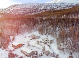 Main floor in the Lyngen Alps, whole house rentable, hotel in Lyngseidet