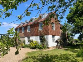 Starnash Farmhouse Holiday Home, hotel in Hailsham