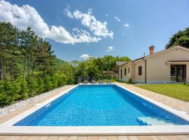 Villa Alba with Private Pool, hotel in Lupoglav