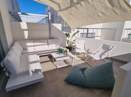 White Medano apartment. New with fast Wifi, hotel u gradu 'El Médano'