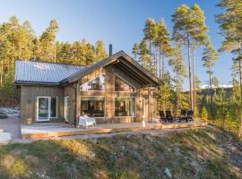 Vakantiehuis met geweldig uitzicht en hottub, hotel i Vrådal